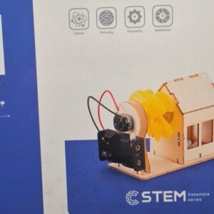 ערכת מדע STEM דגם בית מעץ להרכבה עצמית עם מעגל חשמלי ותאורת סוללות.